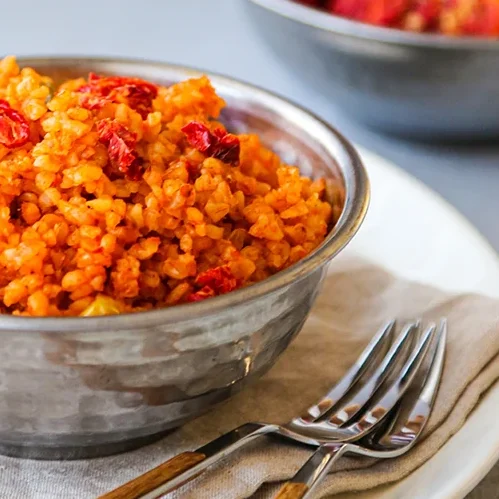 ¿Cómo se hace la receta de pilav de bulgur con tomate?